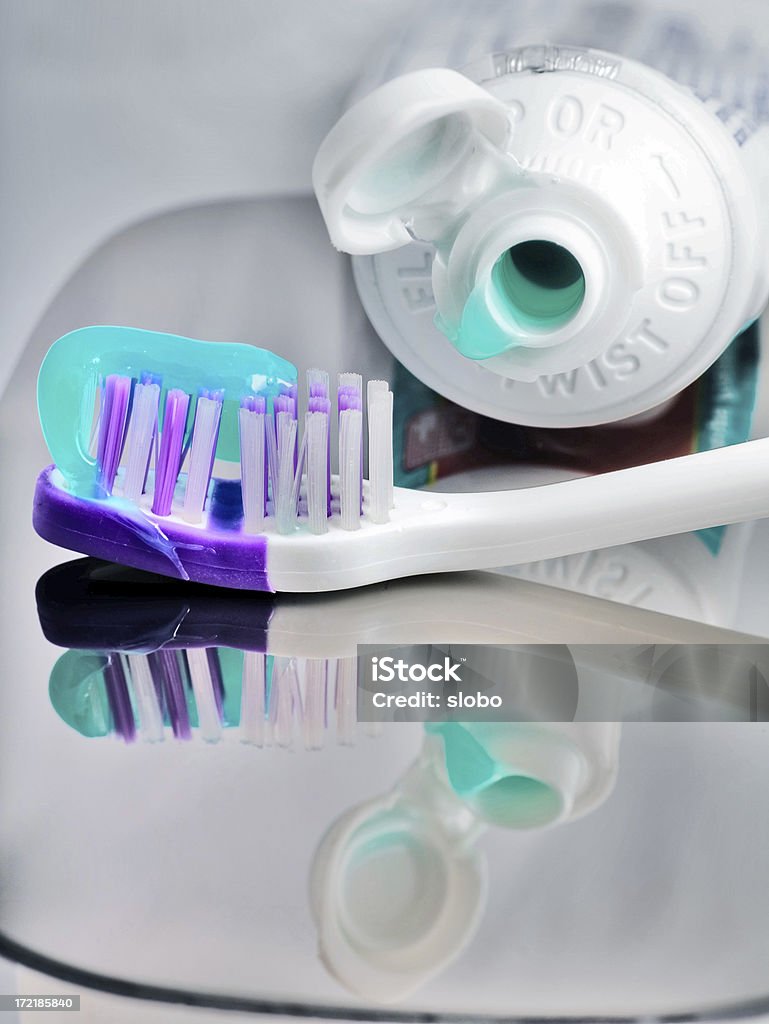 Pasta de Dentes com escova de dentes e um pequeno espelho - Royalty-free Apodrecer Foto de stock