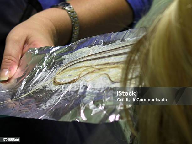 Salónlámina De Relieve La Técnica De Cabello Foto de stock y más banco de imágenes de Belleza - Belleza, Brazo humano, Cabello blanqueado