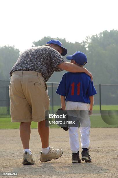 Baseball Ragazzo E Padrepullman 2 - Fotografie stock e altre immagini di Berretto da baseball - Berretto da baseball, Padre, Accudire