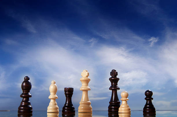 jogo de xadrez com céu azul - chess coordination leadership strategy - fotografias e filmes do acervo