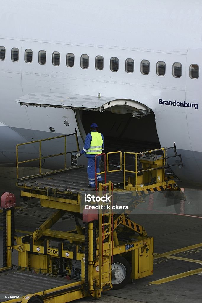 Загрузке Боинг 747 - Стоковые фото Авиакосмическая промышленность роялти-фри