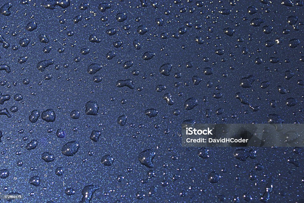 Raindrops en Pintura metálica azul - Foto de stock de Coche libre de derechos