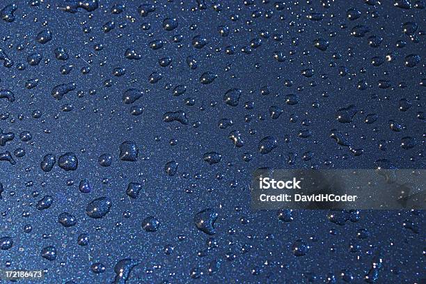 Raindrops En Pintura Metálica Azul Foto de stock y más banco de imágenes de Coche - Coche, Pintura - Equipo de arte y artesanía, Azul