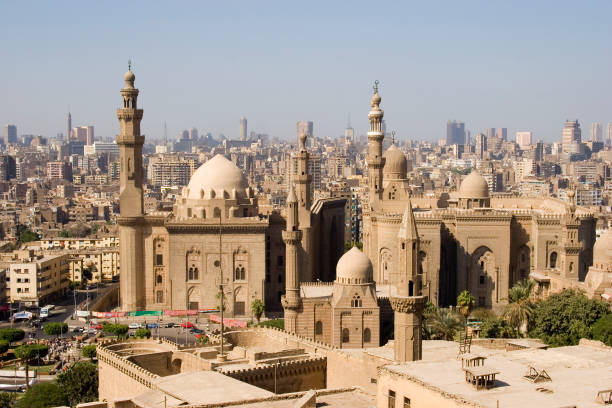 skyline von kairo, ägypten - cairo egypt mosque minaret stock-fotos und bilder