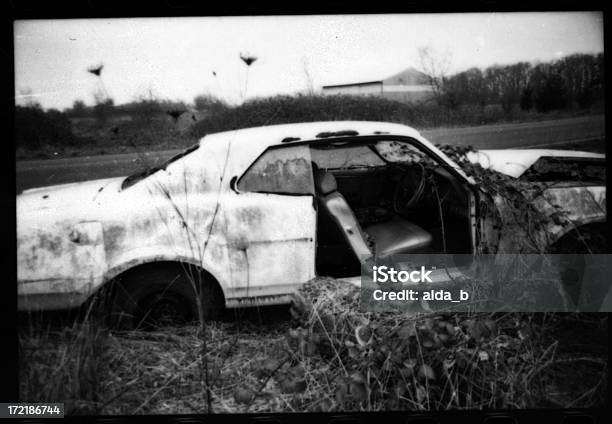 Skład Złomu Samochodu - zdjęcia stockowe i więcej obrazów Nieszczęście - Nieszczęście, Powrót do retro, Samochód
