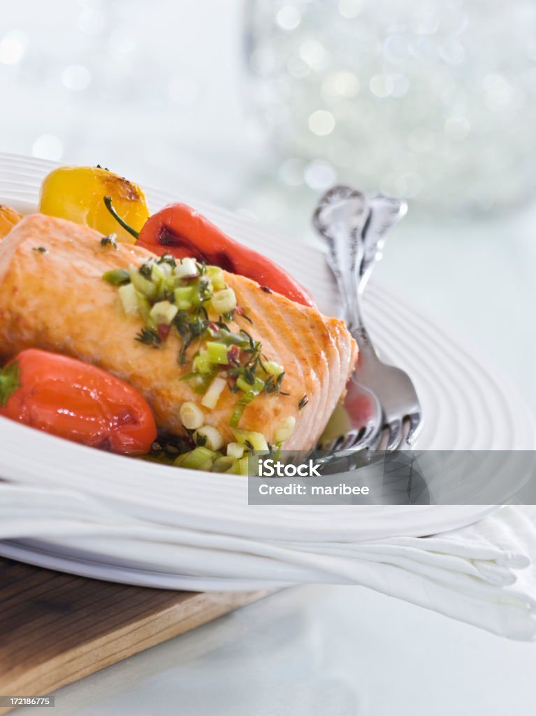 Filete de salmón con bebé bells - Foto de stock de Alimento libre de derechos