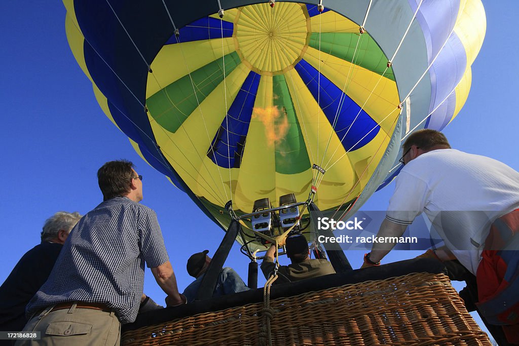 Fiesta de mantener la góndola antes de comenzar - Foto de stock de Globo aerostático libre de derechos