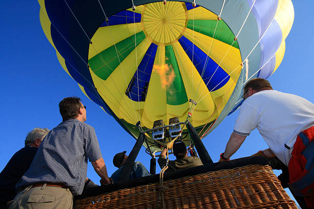 montgolfière, tenant la télécabine avant de commencer - hot air balloon flying heat people photos et images de collection