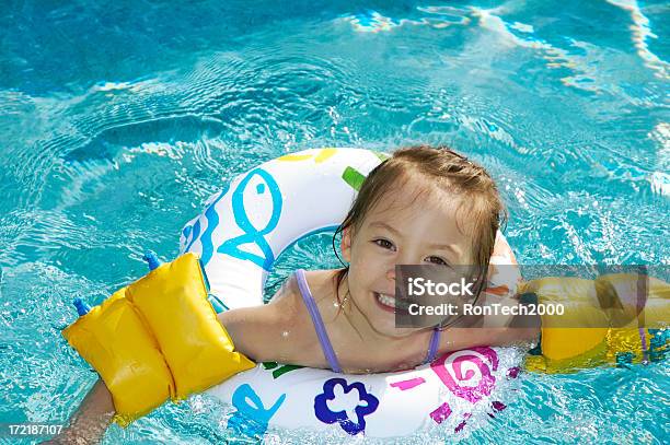 Little Natação - Fotografias de stock e mais imagens de Acampamento de Férias - Acampamento de Férias, Aluno de Jardim de Infância, Ao Ar Livre