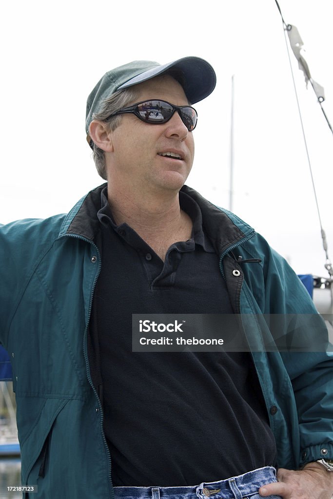 Homem em um barco à vela - Foto de stock de 40-44 anos royalty-free