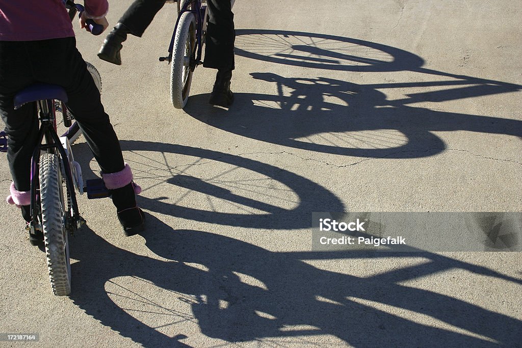 Девочки Riding Bikes - Стоковые фото Горизонтальный роялти-фри