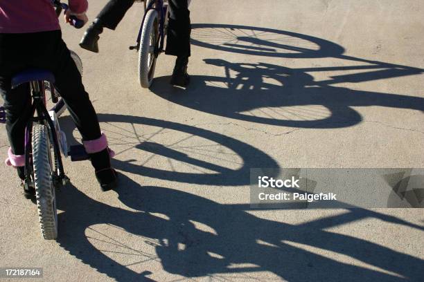 Девочки Riding Bikes — стоковые фотографии и другие картинки Горизонтальный - Горизонтальный, Движение, Девочки