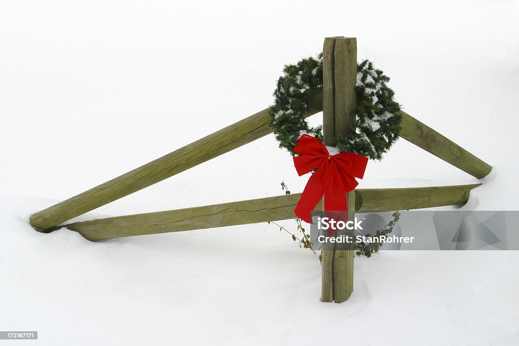Corona di Natale vacanza con fiocco sulla parete - Foto stock royalty-free di Bianco