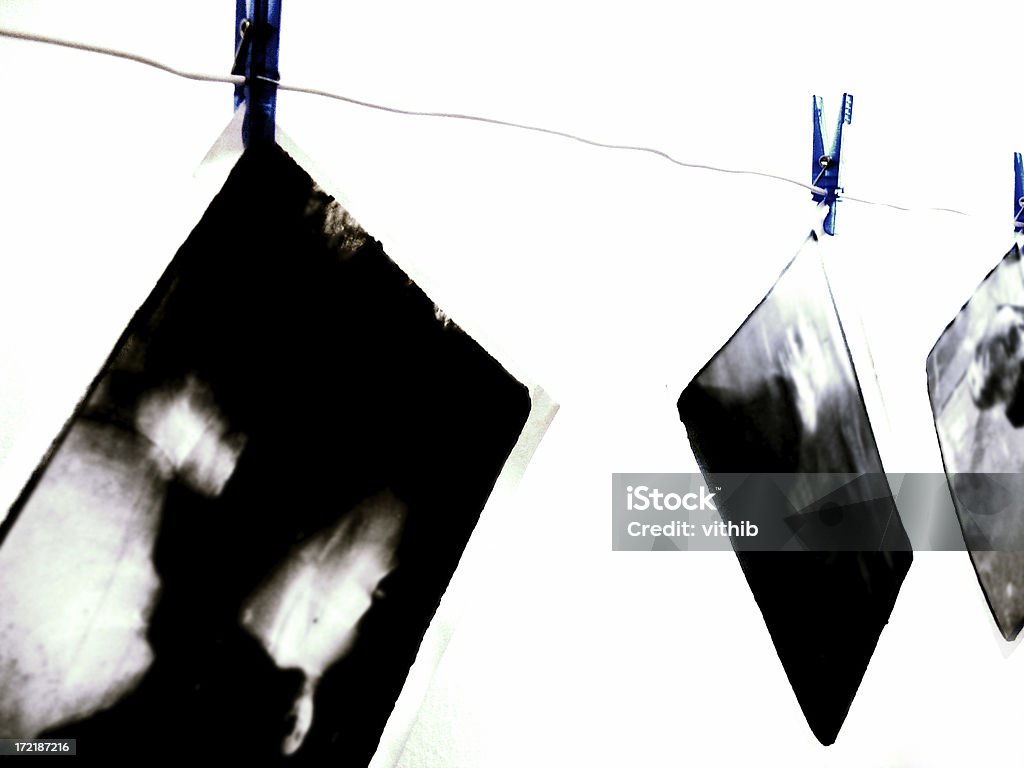 Drucke Trocknen in Dunkelkammer, isoliert auf weiss - Lizenzfrei Dunkelkammer Stock-Foto
