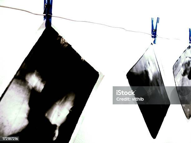 Drucke Trocknen In Dunkelkammer Isoliert Auf Weiss Stockfoto und mehr Bilder von Dunkelkammer