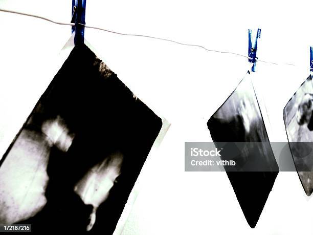 Foto de Impressões Secagem No Quarto Escuro Isolada No Branco e mais fotos de stock de Laboratório de Fotografia