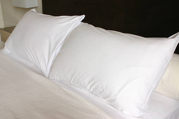 베개가 호텔 룸 침대 스톡 사진