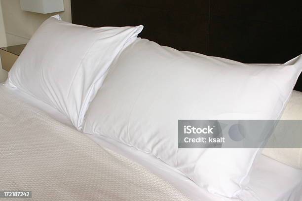Poduszki Na Łóżku W Pokoju Hotelowym - zdjęcia stockowe i więcej obrazów Fotografika - Fotografika, Horyzontalny, Hotel