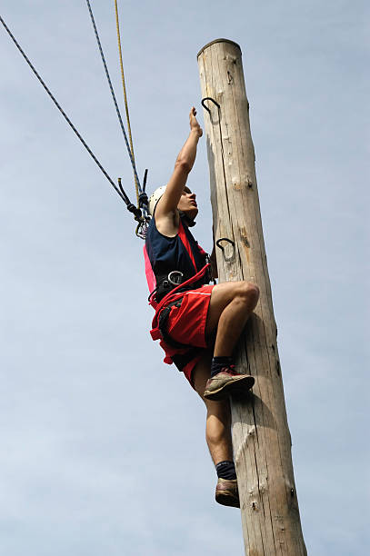 escalada em de largura - handcarves sports and fitness arts and entertainment people - fotografias e filmes do acervo