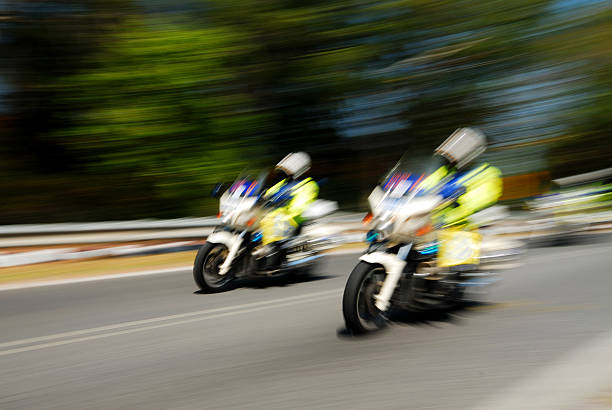 policía de ejecución - police police motorcycle pursuit motorcycle fotografías e imágenes de stock