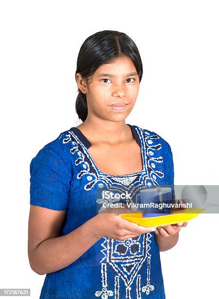 Photo libre de droit de Indian Rural Fille De Fille Aide Domestique Isolé Sur Blanc banque d'images et plus d'images libres de droit de Personnel de maison