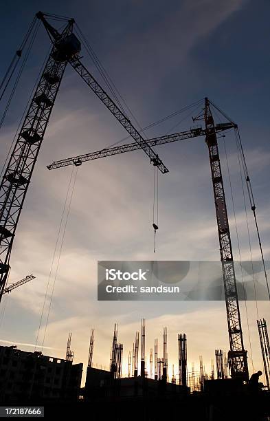 Foto de A Cidade e mais fotos de stock de Exterior de Prédio - Exterior de Prédio, Fotografia - Imagem, Guindaste - Maquinaria de Construção