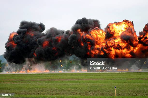 Boom Foto de stock y más banco de imágenes de Armamento - Armamento, Ataque con bomba, Bomba