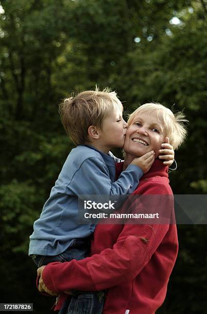 행복함 Grandma 숲에 대한 스톡 사진 및 기타 이미지 - 숲, 아이, 할머니