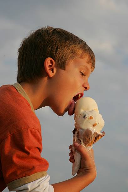 buena - ice cream licking little boys ice cream cone fotografías e imágenes de stock