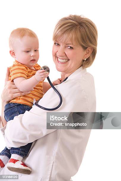 Medico E Bambino - Fotografie stock e altre immagini di 12-17 mesi - 12-17 mesi, Accudire, Adulto