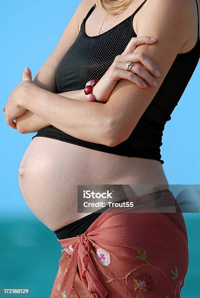 Foto de A Gravidez e mais fotos de stock de Abdome - Abdome, Abdômen Humano, Adulto