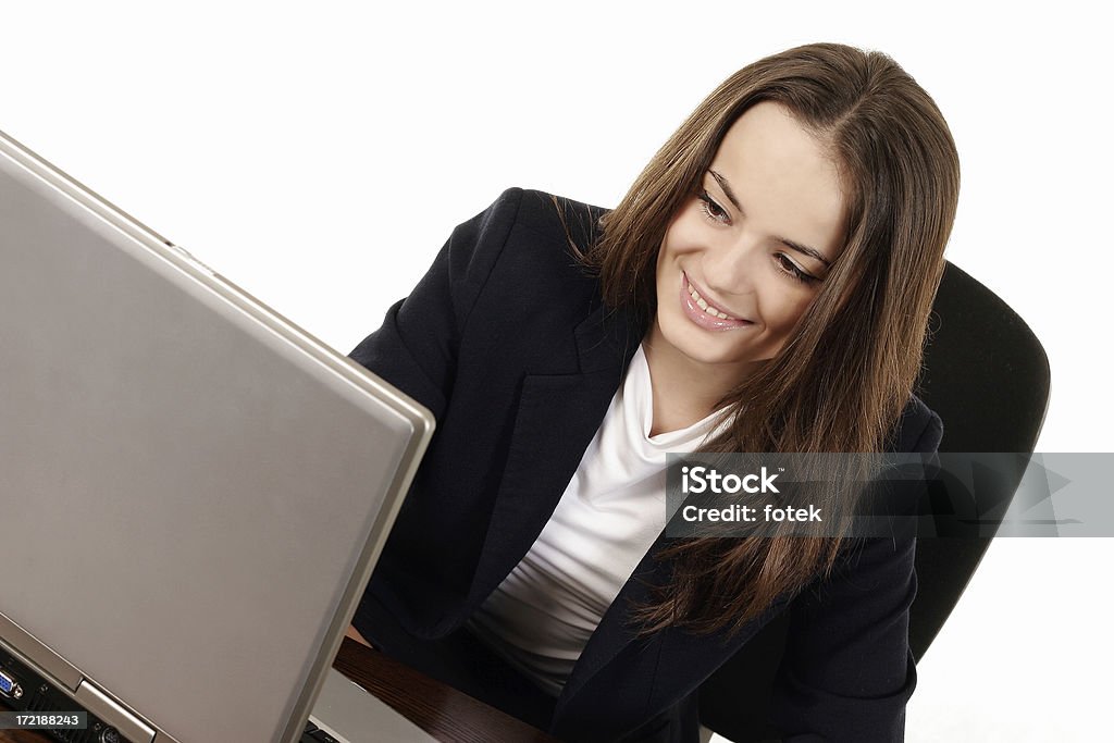 Joven mujer que trabaja con ordenador portátil - Foto de stock de 20-24 años libre de derechos