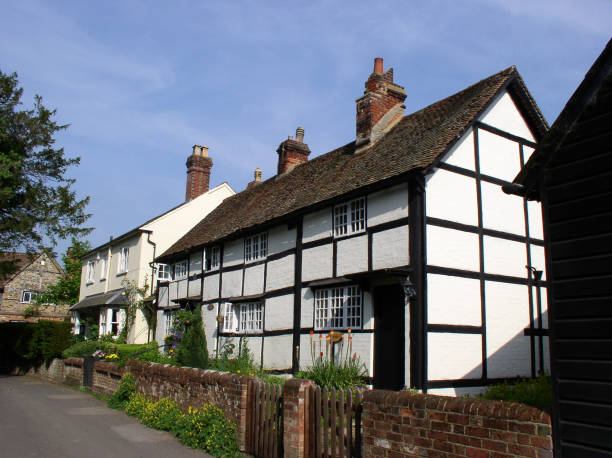 дом-обрамлении деревянных старый жилье-стоковое изображение - surrey southeast england england cottage стоковые фото и изображения