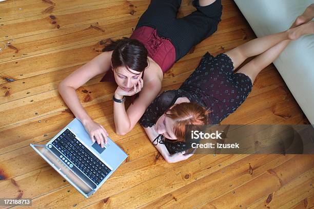 Freunde Auf Etage Stockfoto und mehr Bilder von Arbeiten - Arbeiten, Bildung, Boden