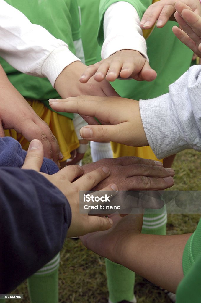 Les mains dans un huddle - Photo de Enfant libre de droits