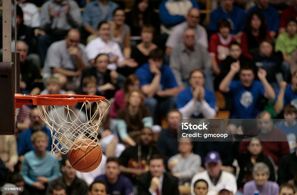 Баскетбольный мяч и backboard с болельщиками на заднем плане. - Стоковые фото Баскетбол роялти-фри