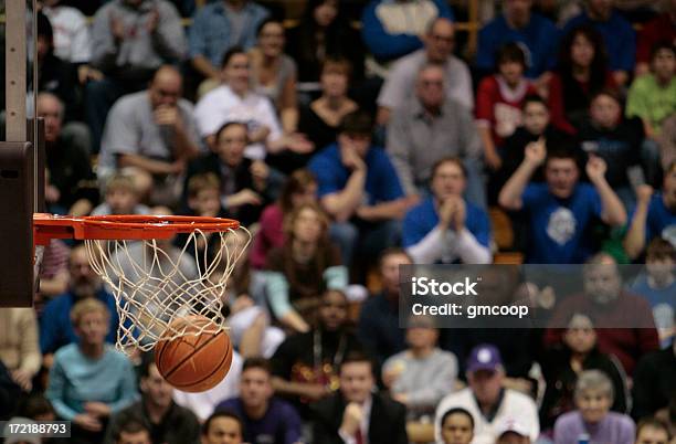 Баскетбольный Мяч И Backboard С Болельщиками На Заднем Плане — стоковые фотографии и другие картинки Баскетбол