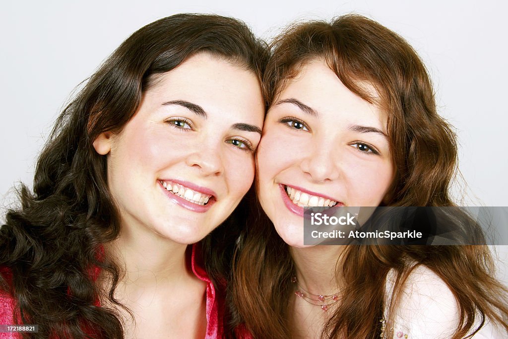 Feliz sonriendo Sisters - Foto de stock de Abrazar libre de derechos