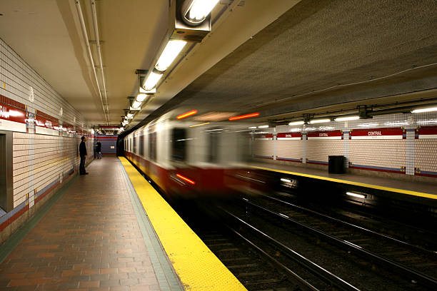 boston comboio de metropolitano em redline t parar - train boston bus subway station imagens e fotografias de stock