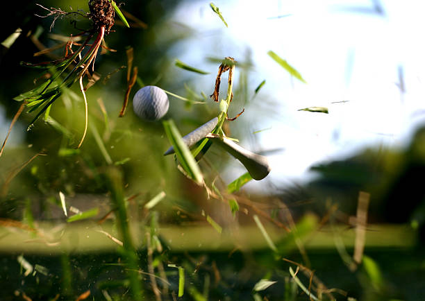 broken t-shirt mit golfball im flug - trefferversuch stock-fotos und bilder