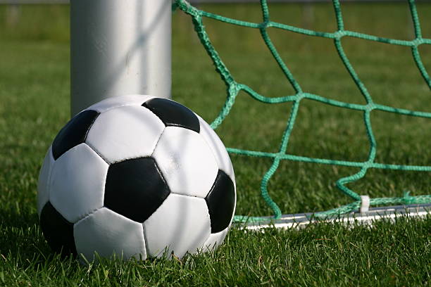 サッカーボールとゴールポスト - soccer man made material goal post grass ストックフォトと画像