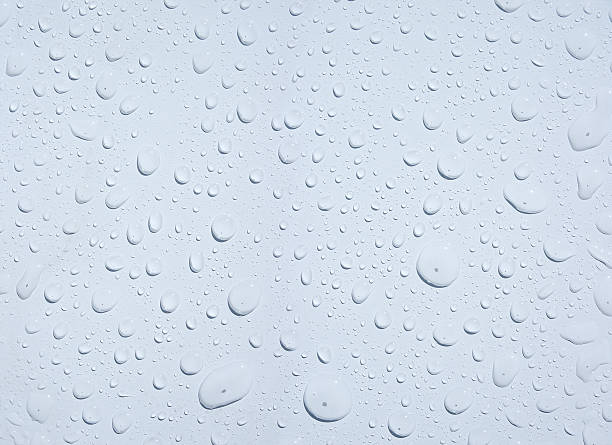 perles de gouttes d'eau sur une surface blanche - beaded water photos et images de collection