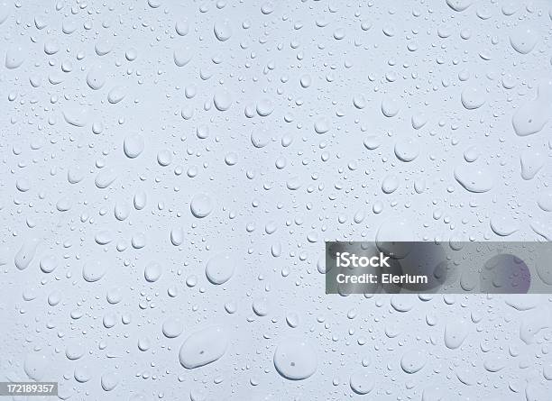 Gotas De Água De Contas Sobre Uma Superfície Branca - Fotografias de stock e mais imagens de Água