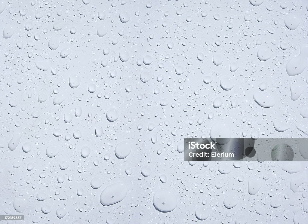 Расшитый бисером капли воды на белой поверхности - Стоковые фото Вода роялти-фри