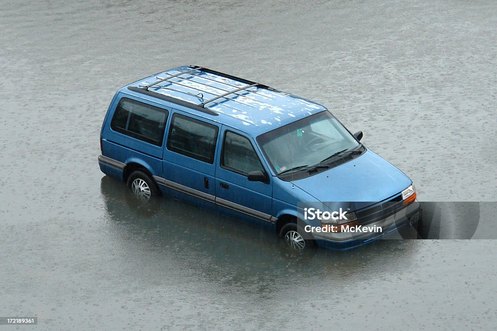 Intrecciato van in crescente flusso delle acque - Foto stock royalty-free di Inondazione