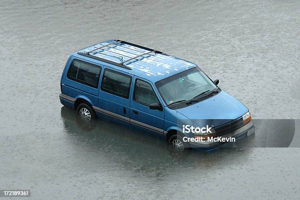 Intrecciato Van In Crescente Flusso Delle Acque - Fotografie stock e altre immagini di Inondazione - Inondazione, Pioggia, Incidente automobilistico