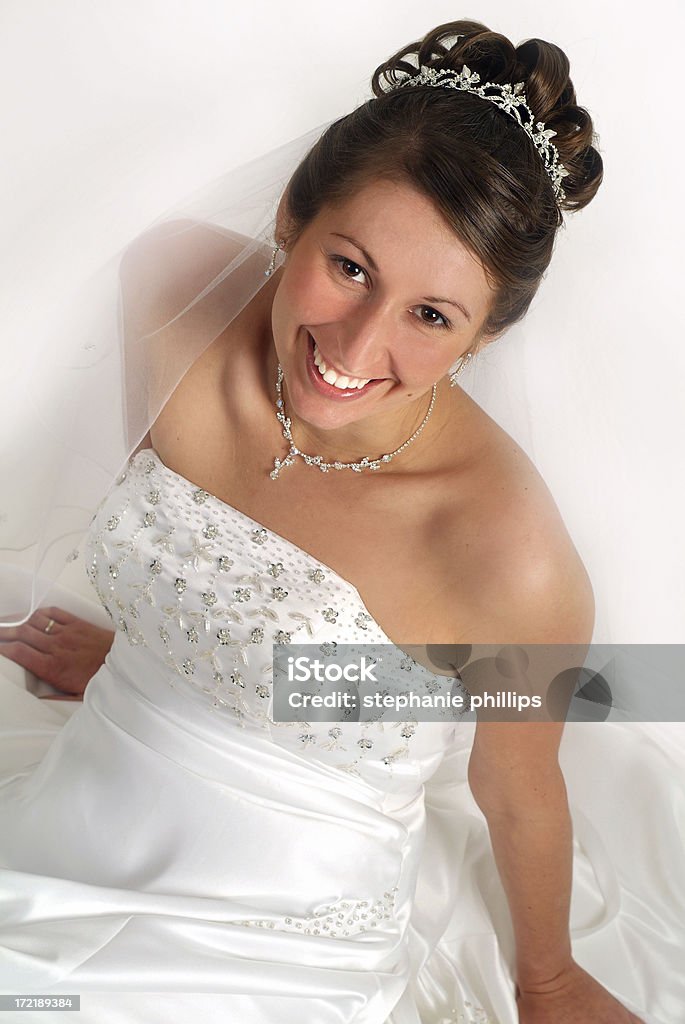 Красивая невеста сидит на полу отдыха - Стоковые фото Вертикальный роялти-фри