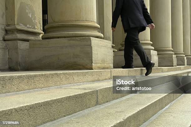 Biznesmen Chodzenie Po Schodach - zdjęcia stockowe i więcej obrazów Budynek sądu - Budynek sądu, Schody, Bankowość