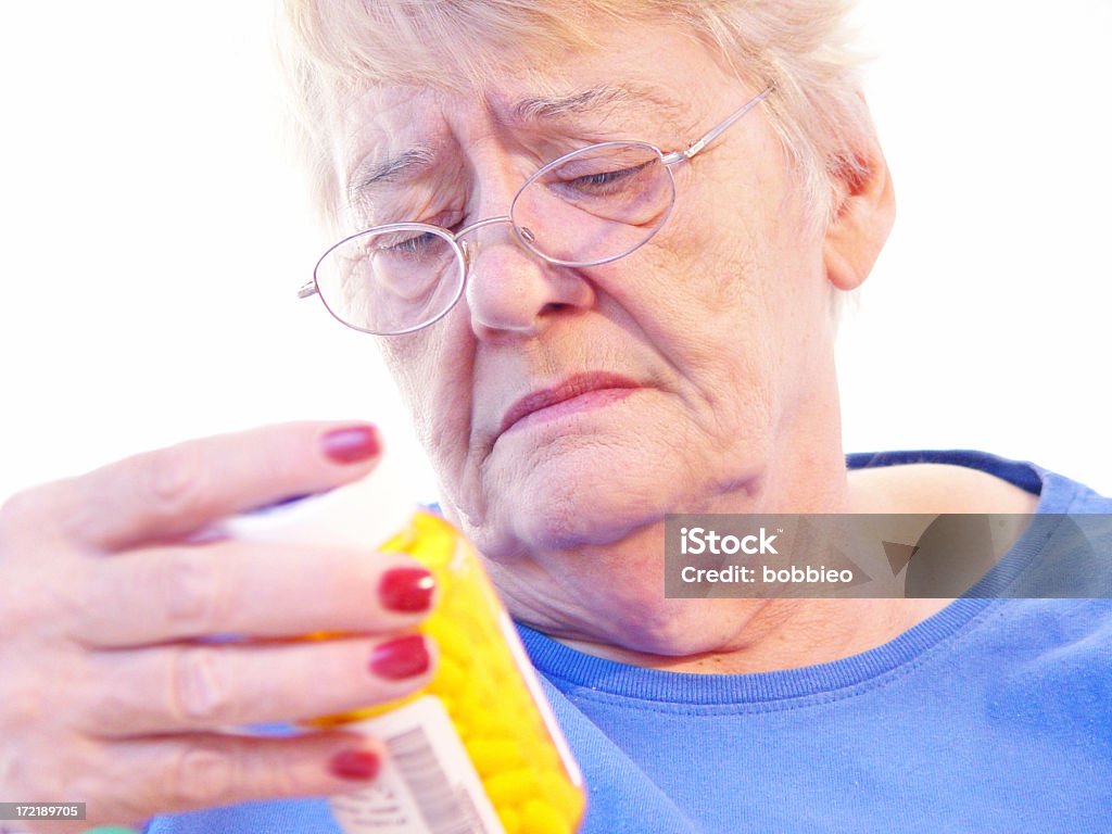 Troisième lecture bouteille de médicaments - Photo de Grand-mère libre de droits