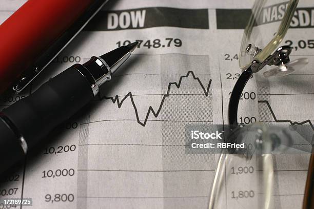 Запасы Аналитик — стоковые фотографии и другие картинки Газета - Газета, Промышленный индекс Dow Jones, Без людей
